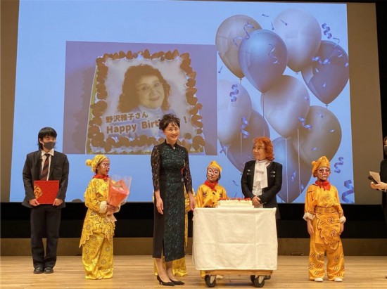 10月25日，日中電影節實行委員會理事長耿忠在現場代表中日影迷為日本著名配音演員、《七龍珠》孫悟空的配音者野澤雅子過85歲生日。主辦方供圖