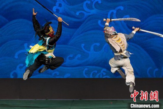 日本櫻美林大學學生在北京大學交流演出京劇《白蛇傳》。　受訪者供圖