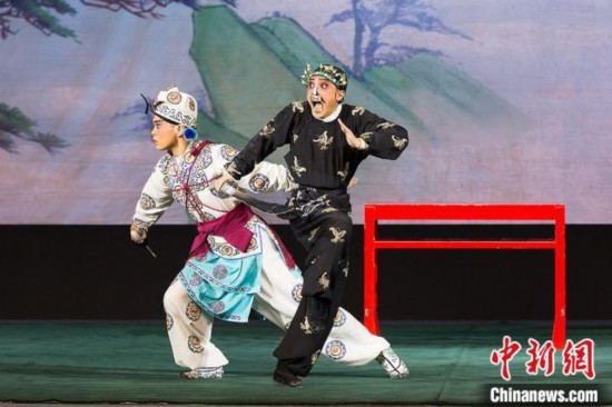 日本櫻美林大學學生在北京大學交流演出京劇《三岔口》。　受訪者供圖