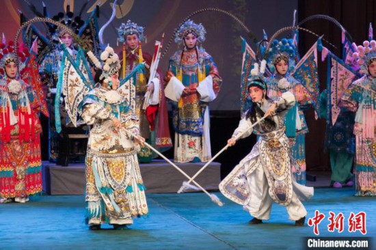 日本櫻美林大學學生在中國戲曲學院交流演出京劇《楊門女將》。　受訪者供圖