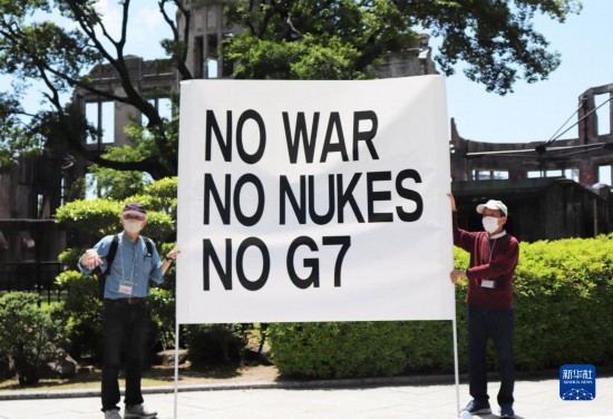 5月14日，在日本广岛和平纪念公园原子弹轰炸遗址前，日本民众举着“不要战争、不要核武器、不要G7”等标语，强烈抗议七国集团（G7）峰会将在广岛召开。新华社记者 杨光 摄