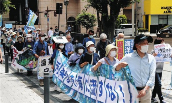6月20日，日本民众在福岛县政府周围举行抗议活动，强烈反对核污水排海计划。（图片来源：《东京新闻》）