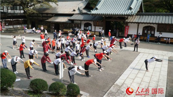 開跑前，中日青少年一起做熱身運動。人民網 蔣曉辰攝