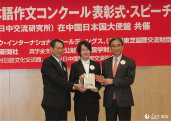 日本駐華大使垂秀夫（右一）、日本僑報社總編輯段躍中（左一）和趙志琳同學合影留念。人民網記者 陳建軍攝