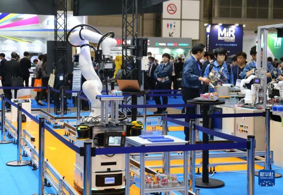 這是11月30日在日本東京拍攝的日本國際機器人展現場。新華社記者 錢錚 攝