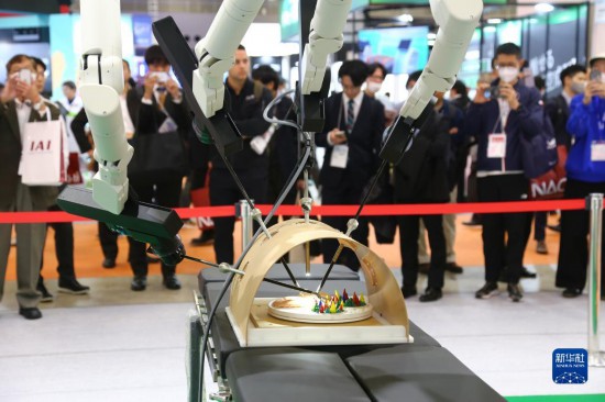 這是11月30日在日本東京舉辦的日本國際機器人展上拍攝的一台手術支援機器人。新華社記者 錢錚 攝
