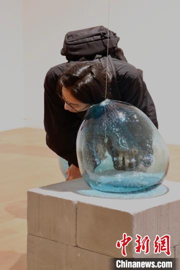 藝術家錄制了上海玻璃博物館的生境之音，並將這些自然之音收攏在行星狀排列的玻璃容器之中。 上海玻璃博物館供圖