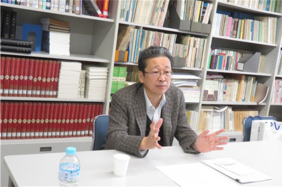 中央大學教授飯塚容分享結緣中國文學，並投身研究和翻譯中國文學的經歷。（視頻採訪截圖）