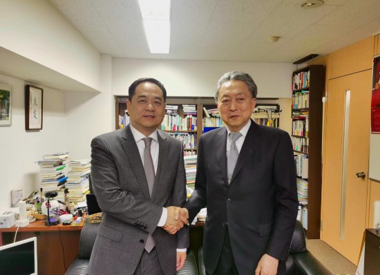 全國對外友協會長楊萬明會見日本前首相鳩山由紀夫。中國人民對外友好協會供圖