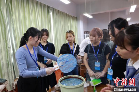 日本青少年嘗鮮柳州螺螄粉體驗中國傳統文化