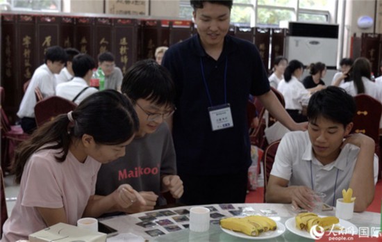 日本少林寺拳法集团后生拳士与郑州大学日语学院学生疏浚足球投注app。东谈主民网记者 张丽娅摄