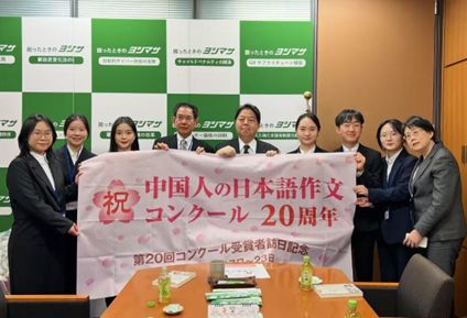 林芳正和获奖同学一行合影留念。日本侨报社供图