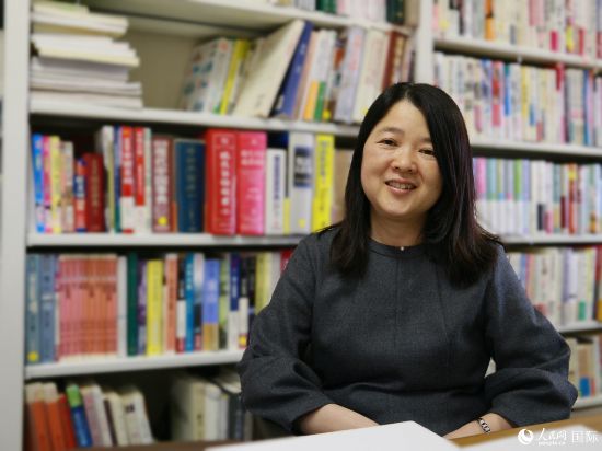 日本明海大學外國語學院中文系教授河村昌子接受人民網採訪。人民網 許可攝