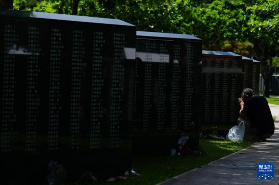   6月23日，在日本冲绳，一位市民在丝满市摩文仁的和平祈念公园内祭奠亲属。新华社记者 贾浩成 摄