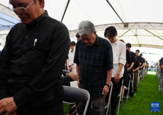   6月23日，在日本冲绳，民众在冲绳战殁者追悼仪式上默哀。新华社记者 贾浩成 摄