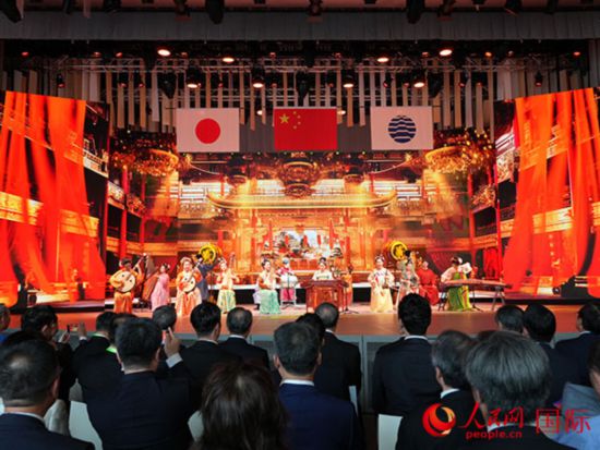 以“华彩中国·共绘未来”为主题的大型文艺演出现场。人民网 许可摄