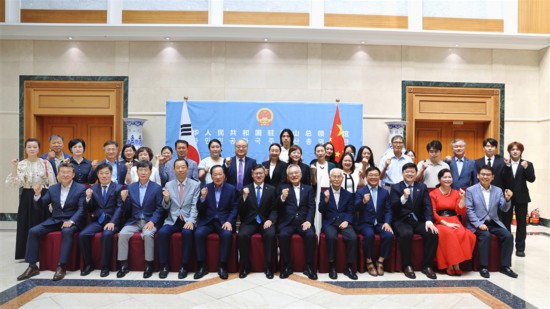 图为与会人员合影。中国驻釜山总领事馆供图