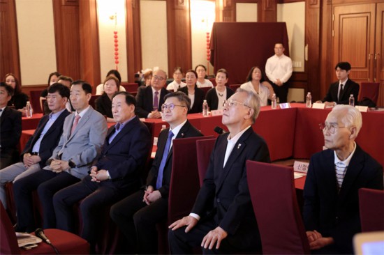 图为与会人员共同观看介绍中国人民抗日战争的影片。中国驻釜山总领事馆供图