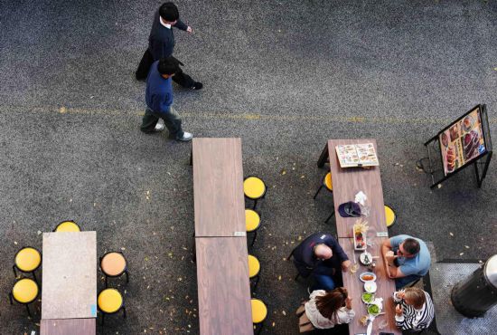 2025年11月17日，游客在日本東京的一家餐廳用餐。新華社記者賈浩成攝