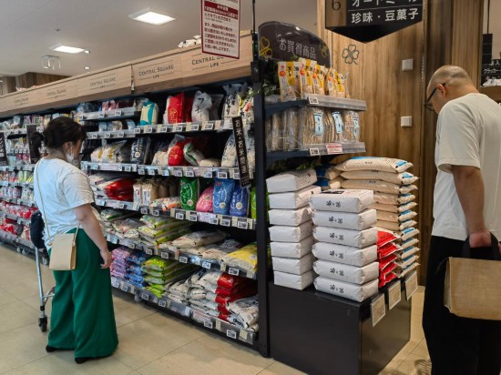    2025年5月21日，顾客在日本东京的一家超市购买大米（手机照片）。新华社记者 胡晓格 摄